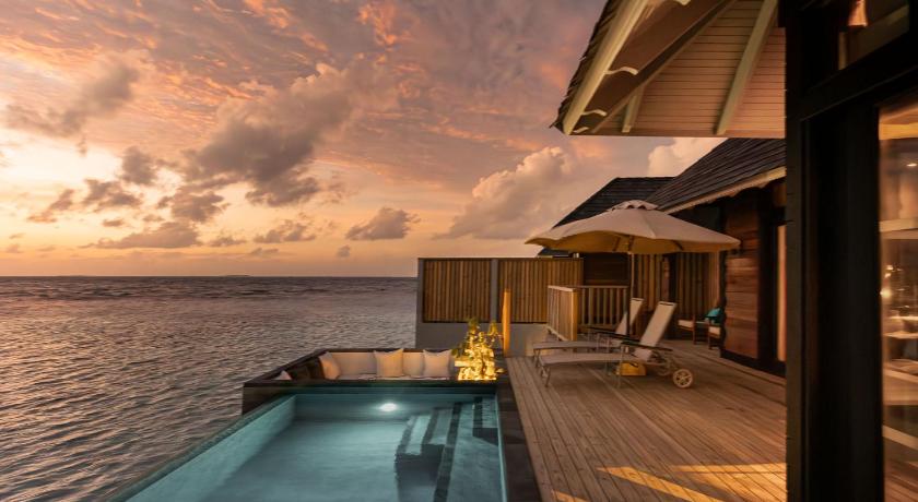Honeymoon all inclusive Maldives water villa sunset