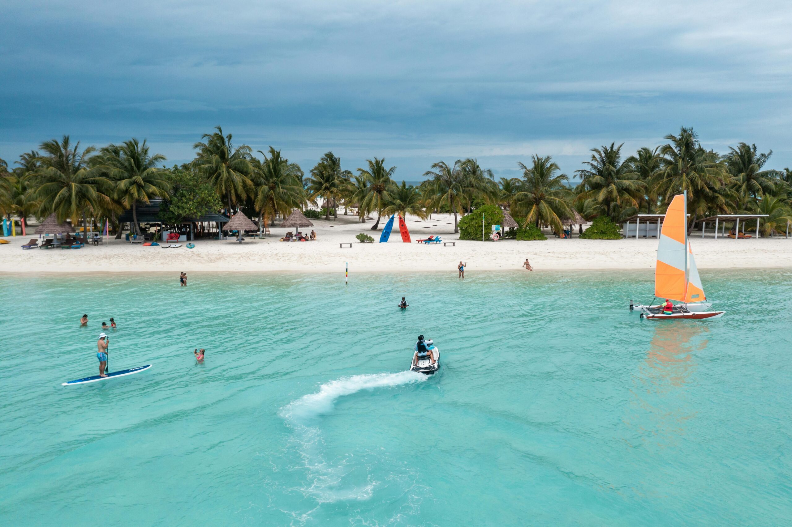 Maldives lagoon activities and island experience with beach and palm trees